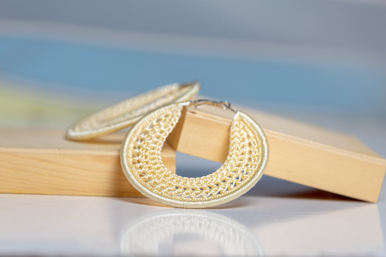 Thread earrings - Egg shell